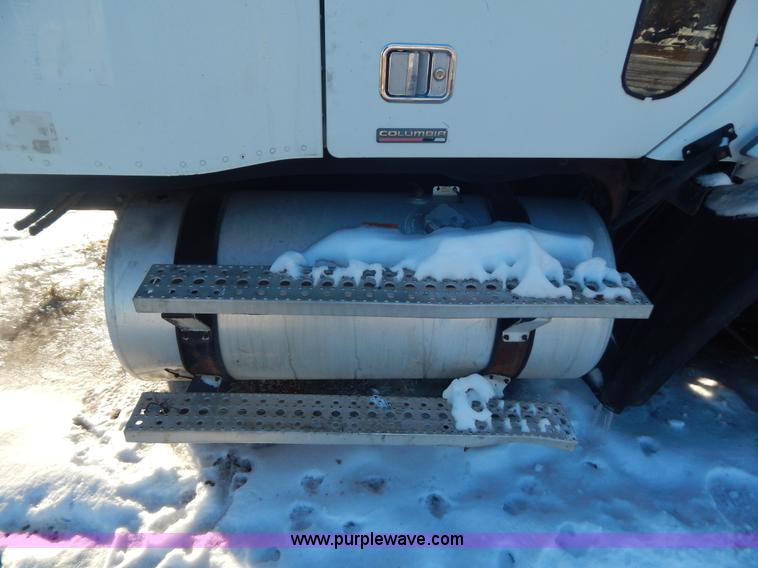 image for item H3905 2004 Freightliner Columbia semi truck