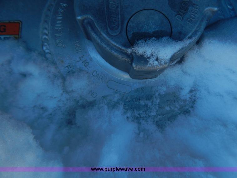 image for item H3905 2004 Freightliner Columbia semi truck