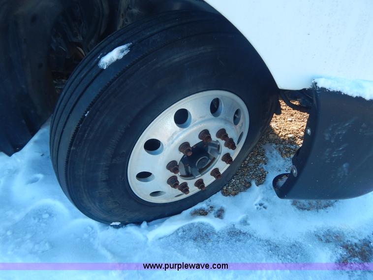 image for item H3905 2004 Freightliner Columbia semi truck