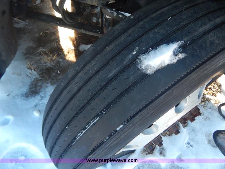 image for item H3905 2004 Freightliner Columbia semi truck