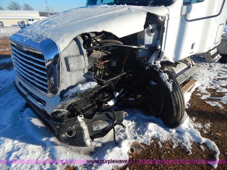 image for item H3905 2004 Freightliner Columbia semi truck