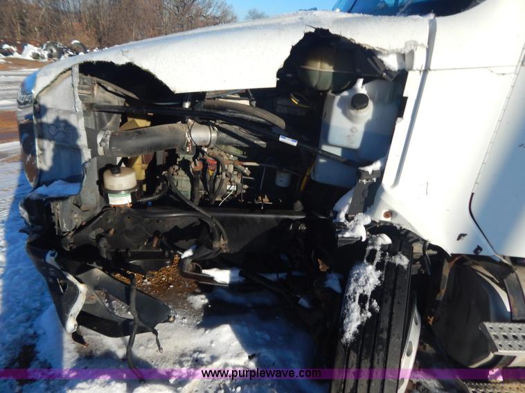 image for item H3905 2004 Freightliner Columbia semi truck