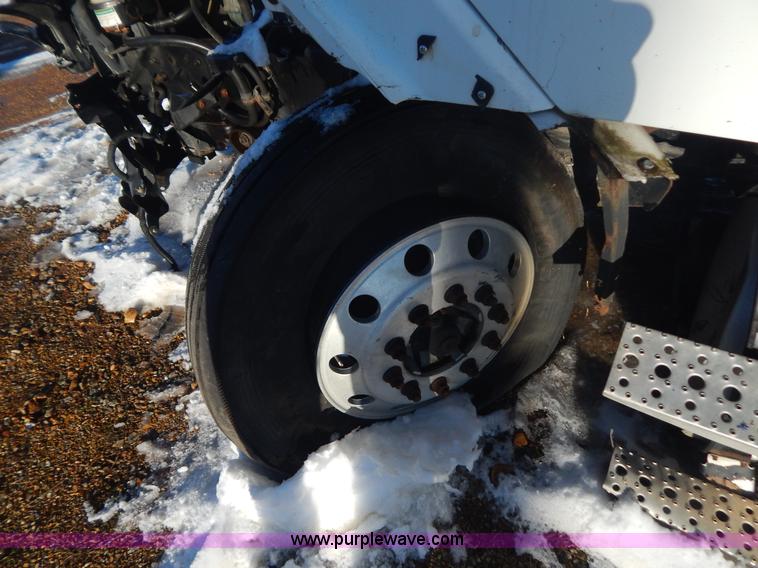 image for item H3905 2004 Freightliner Columbia semi truck