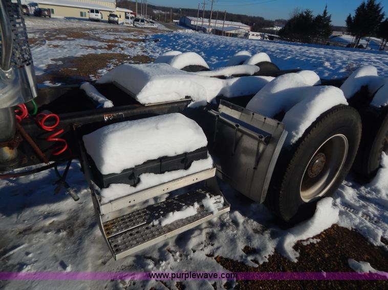 image for item H3905 2004 Freightliner Columbia semi truck