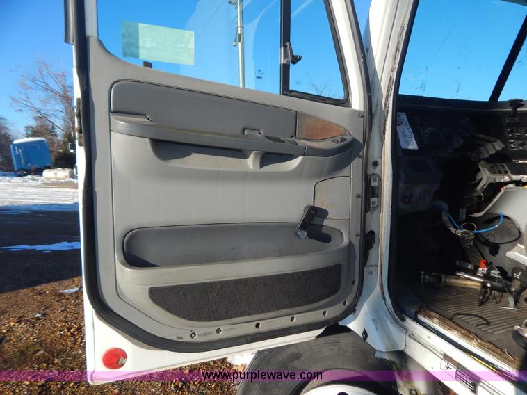 image for item H3905 2004 Freightliner Columbia semi truck