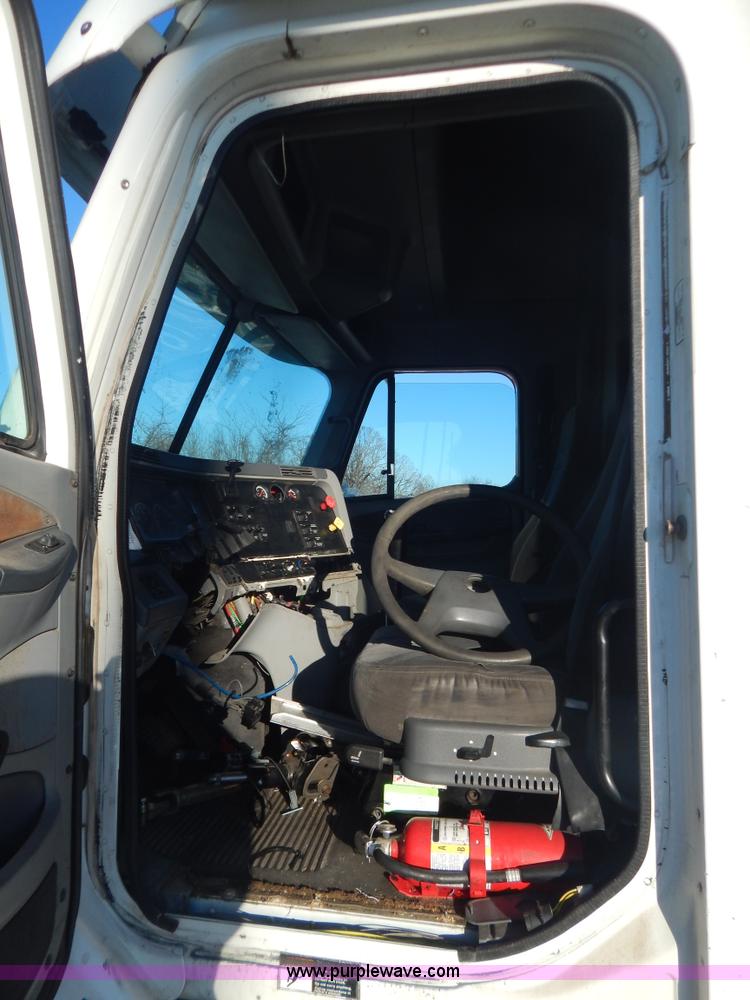 image for item H3905 2004 Freightliner Columbia semi truck