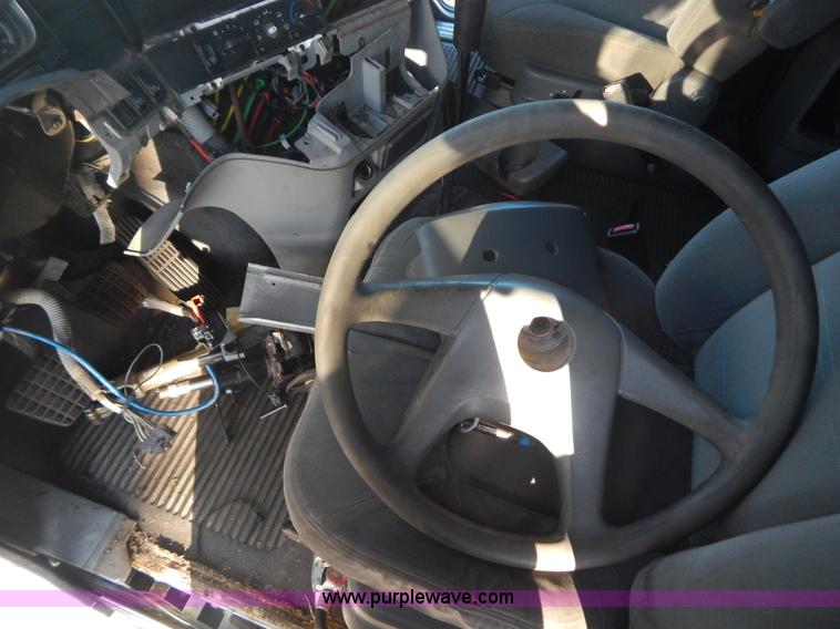 image for item H3905 2004 Freightliner Columbia semi truck