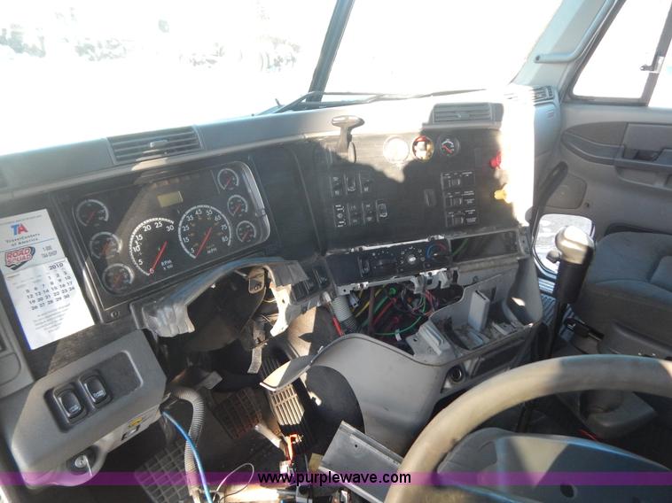 image for item H3905 2004 Freightliner Columbia semi truck