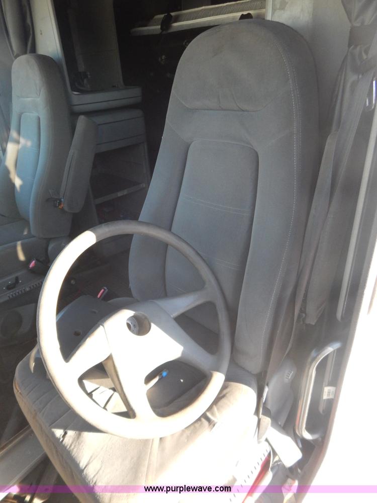 image for item H3905 2004 Freightliner Columbia semi truck