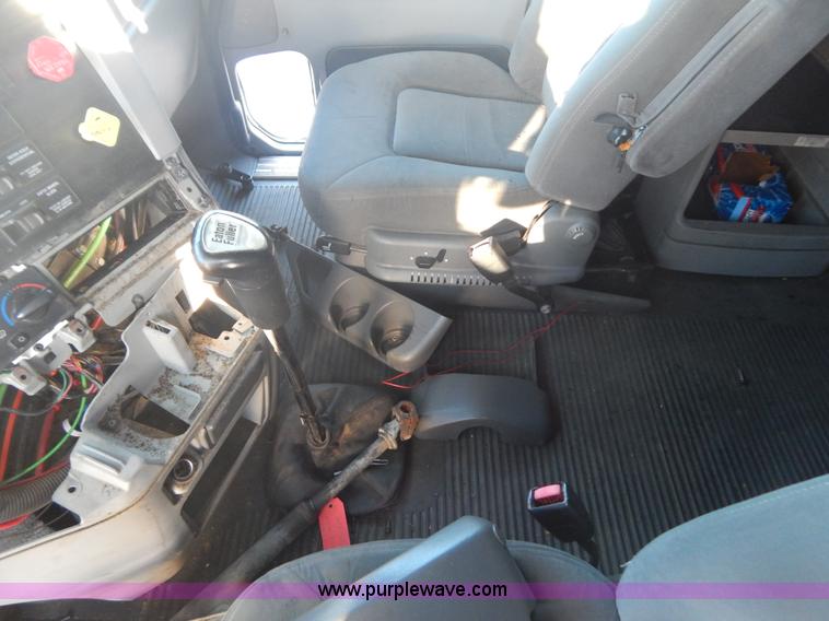 image for item H3905 2004 Freightliner Columbia semi truck