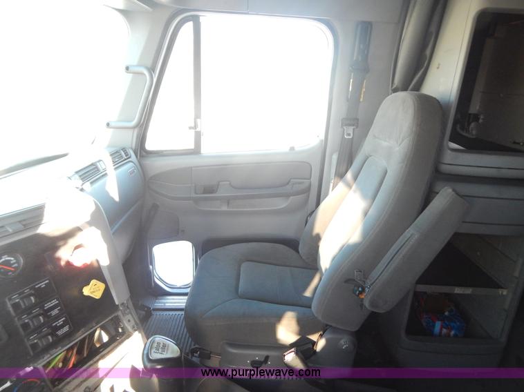 image for item H3905 2004 Freightliner Columbia semi truck