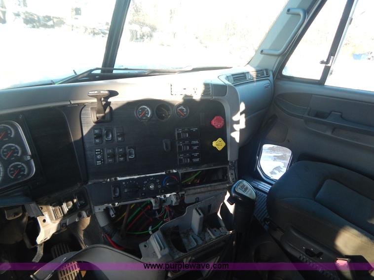 image for item H3905 2004 Freightliner Columbia semi truck