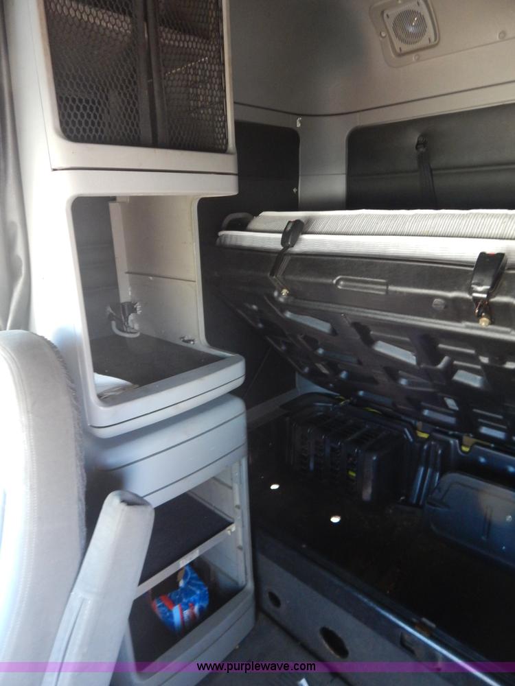 image for item H3905 2004 Freightliner Columbia semi truck