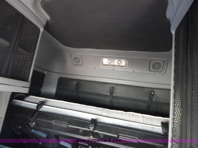 image for item H3905 2004 Freightliner Columbia semi truck