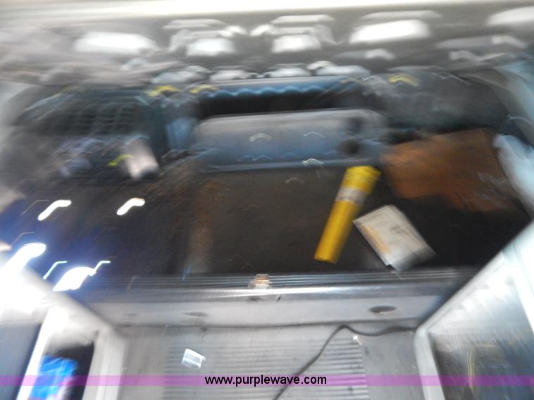 image for item H3905 2004 Freightliner Columbia semi truck