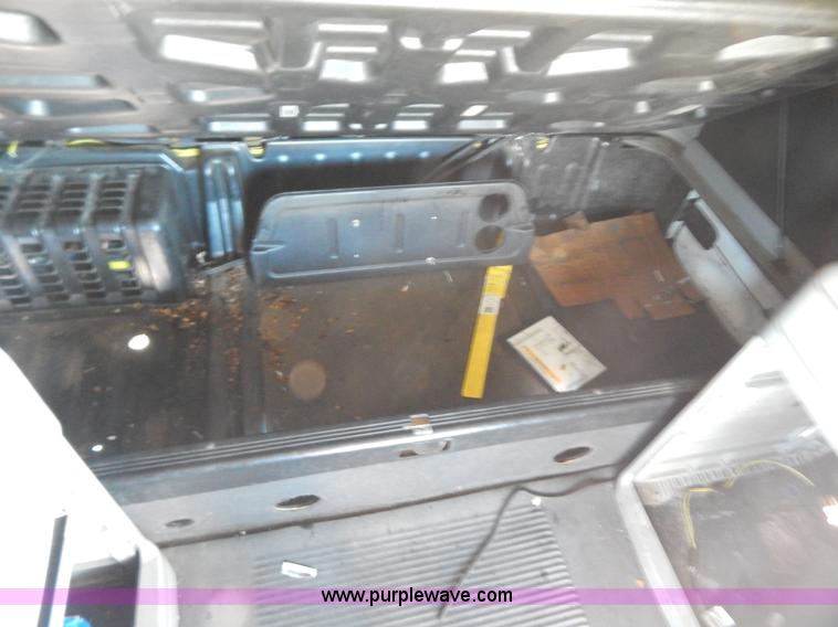 image for item H3905 2004 Freightliner Columbia semi truck