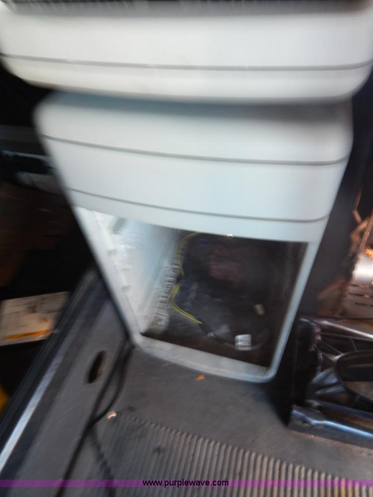 image for item H3905 2004 Freightliner Columbia semi truck