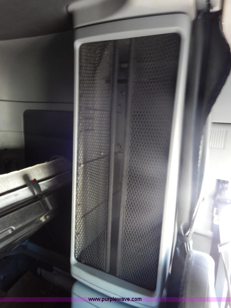 image for item H3905 2004 Freightliner Columbia semi truck