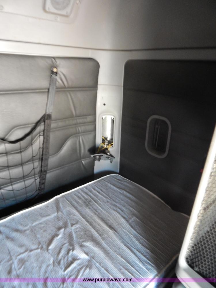 image for item H3905 2004 Freightliner Columbia semi truck