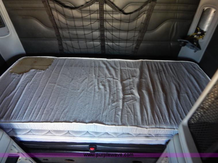 image for item H3905 2004 Freightliner Columbia semi truck