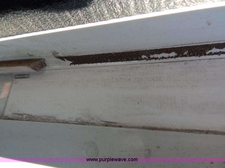 image for item H3905 2004 Freightliner Columbia semi truck