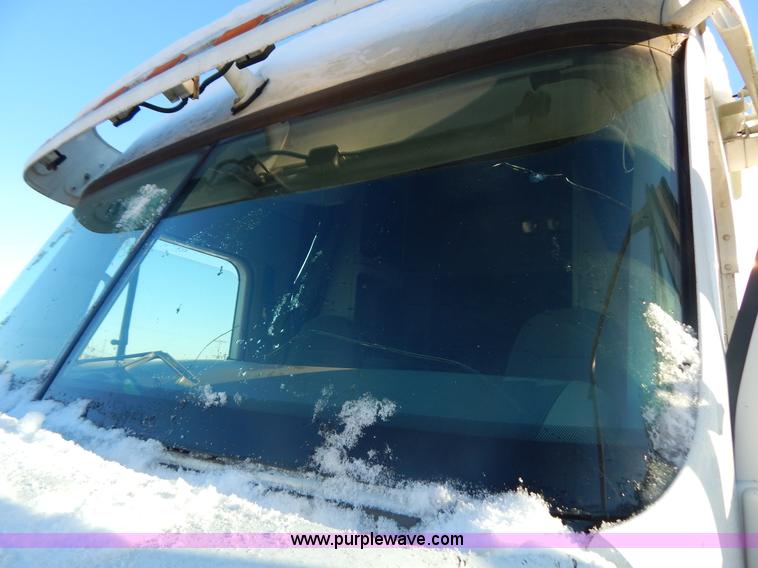 image for item H3905 2004 Freightliner Columbia semi truck