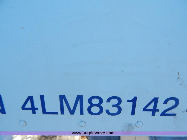 image for item H3905 2004 Freightliner Columbia semi truck