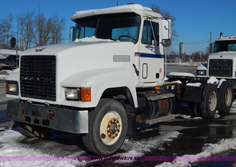 image for item H3906 1991 Mack CH613 semi truck