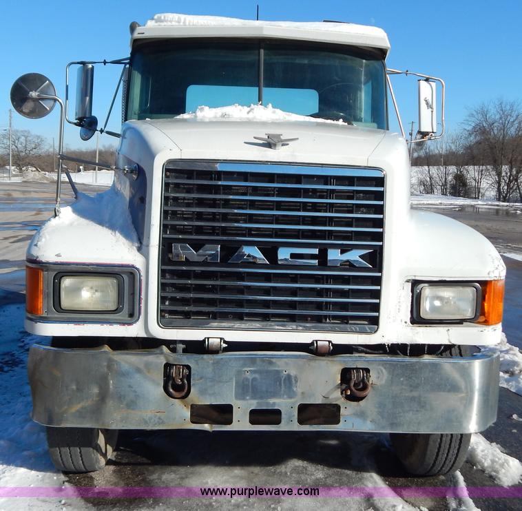 image for item H3906 1991 Mack CH613 semi truck