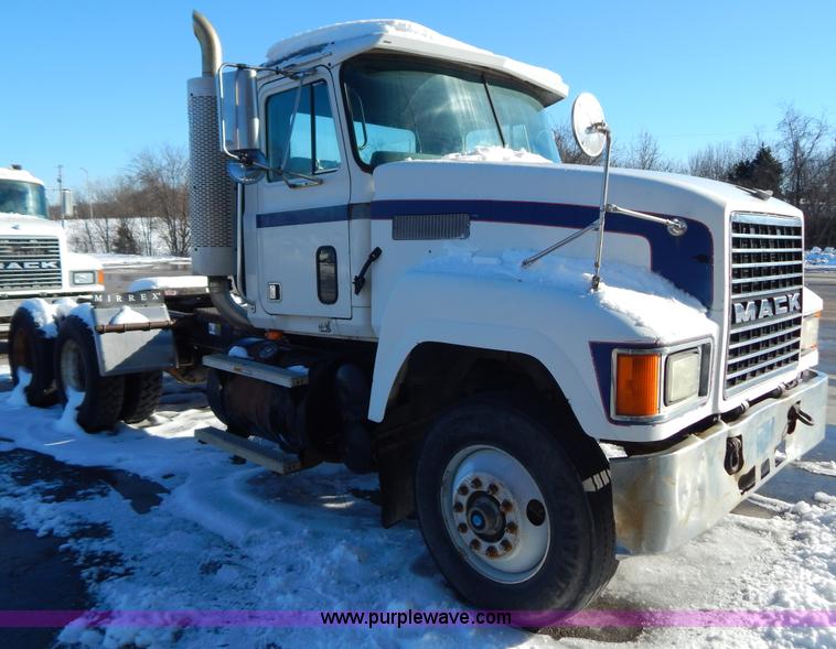 image for item H3906 1991 Mack CH613 semi truck
