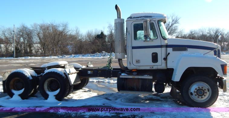 image for item H3906 1991 Mack CH613 semi truck