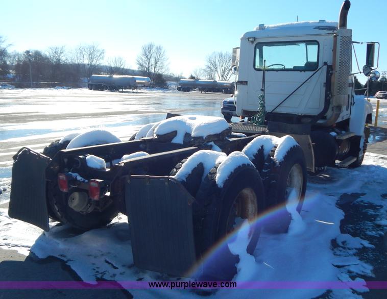 image for item H3906 1991 Mack CH613 semi truck