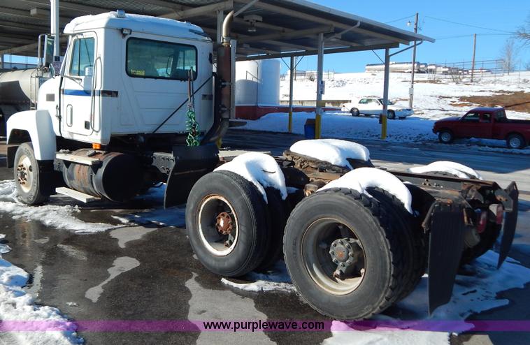image for item H3906 1991 Mack CH613 semi truck