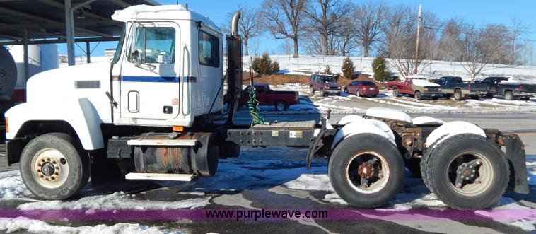 image for item H3906 1991 Mack CH613 semi truck