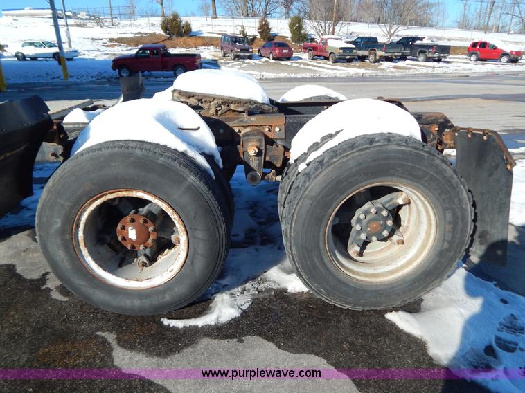 image for item H3906 1991 Mack CH613 semi truck