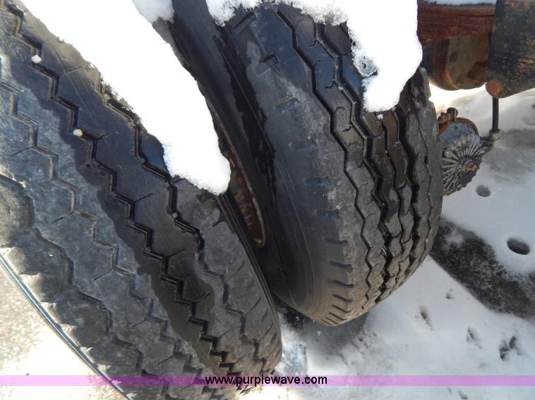 image for item H3906 1991 Mack CH613 semi truck