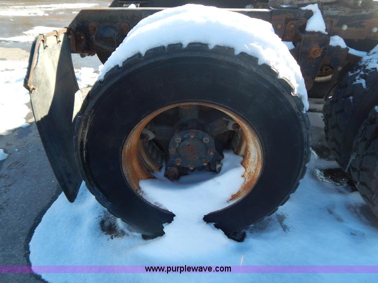 image for item H3906 1991 Mack CH613 semi truck