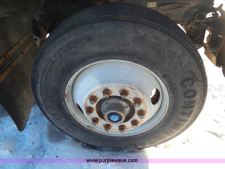 image for item H3906 1991 Mack CH613 semi truck