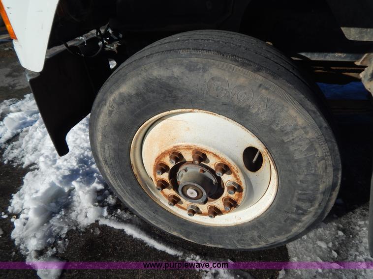 image for item H3906 1991 Mack CH613 semi truck