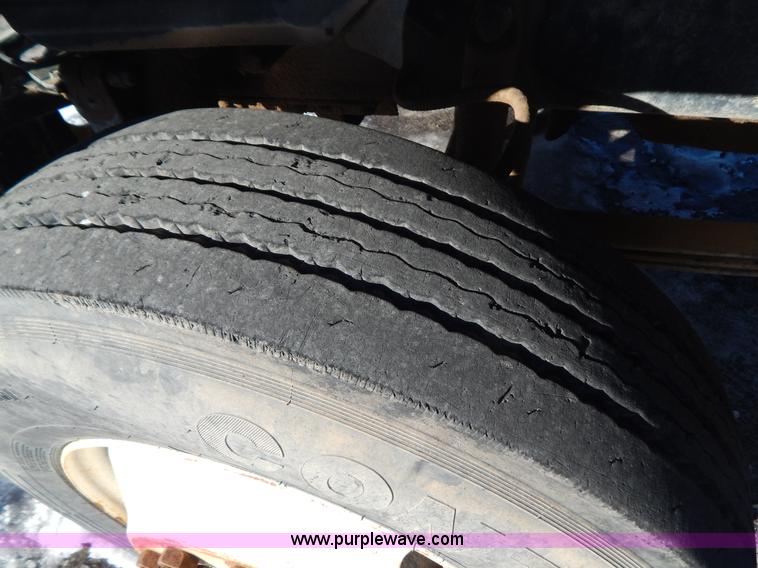 image for item H3906 1991 Mack CH613 semi truck