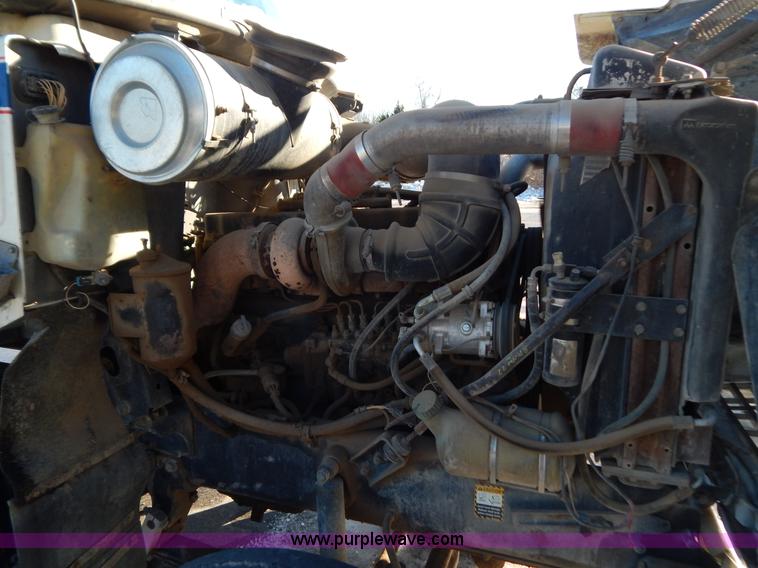 image for item H3906 1991 Mack CH613 semi truck