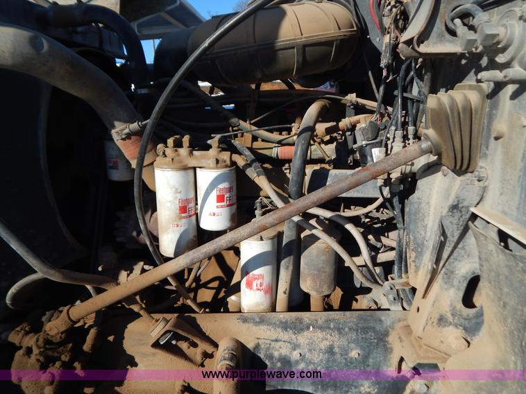 image for item H3906 1991 Mack CH613 semi truck