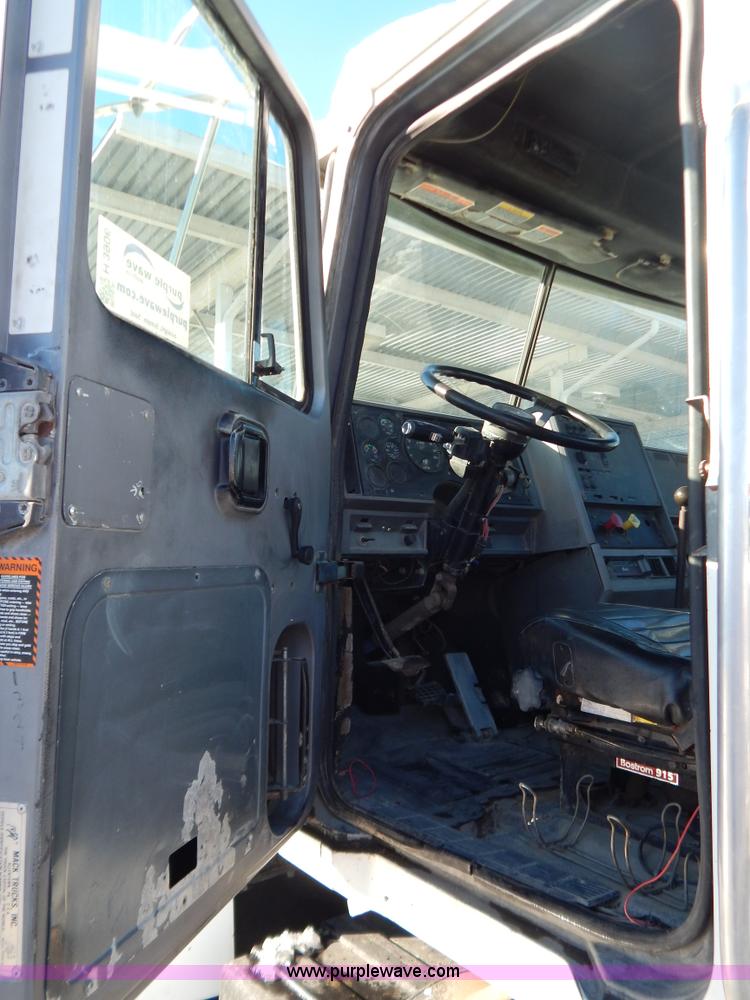 image for item H3906 1991 Mack CH613 semi truck