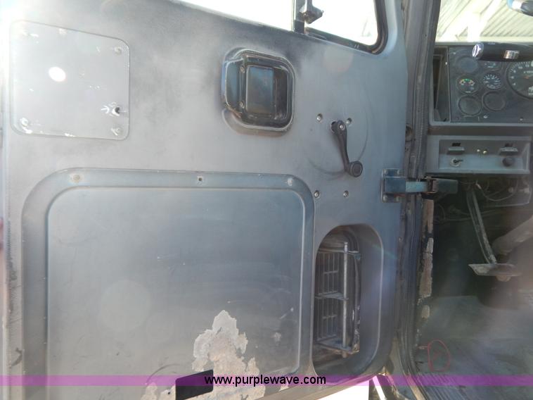 image for item H3906 1991 Mack CH613 semi truck