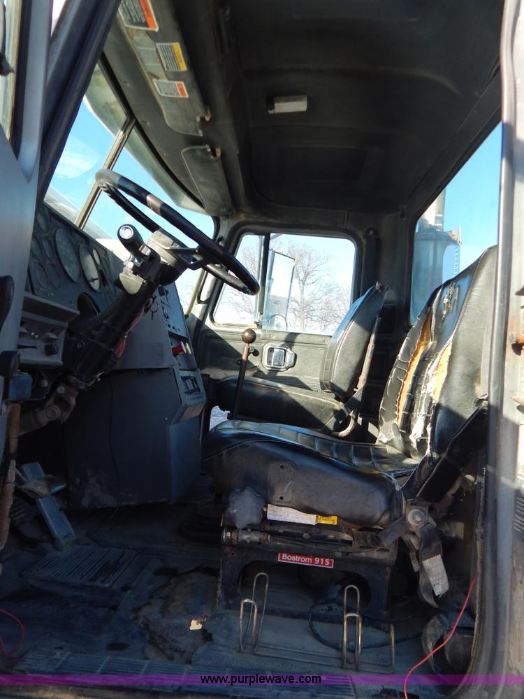 image for item H3906 1991 Mack CH613 semi truck