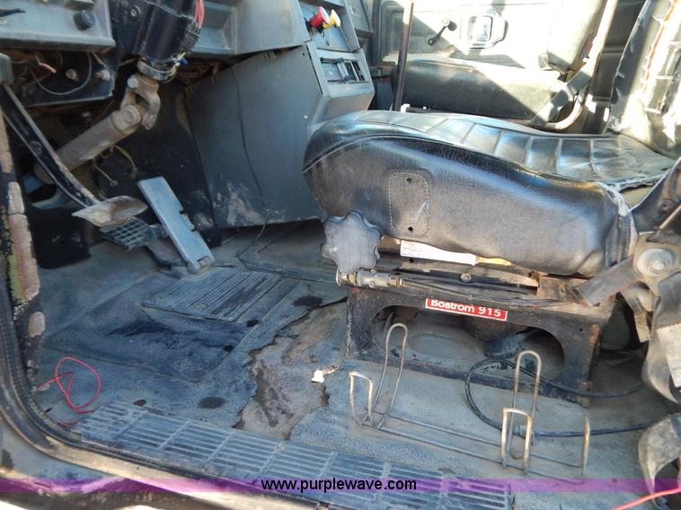 image for item H3906 1991 Mack CH613 semi truck