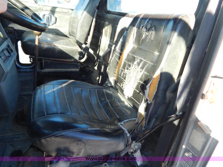 image for item H3906 1991 Mack CH613 semi truck