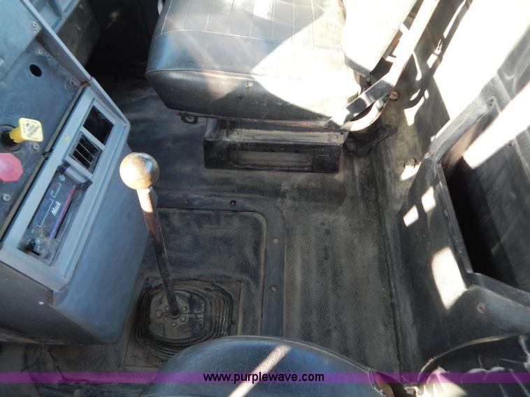 image for item H3906 1991 Mack CH613 semi truck