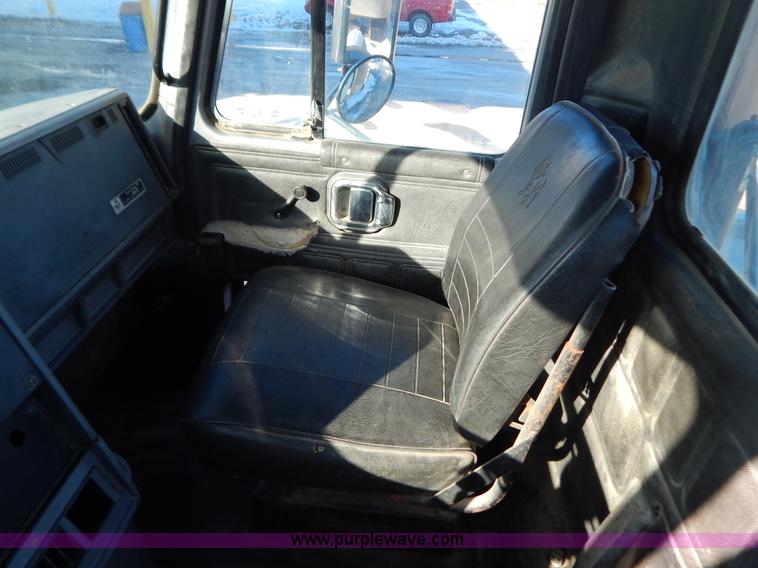 image for item H3906 1991 Mack CH613 semi truck