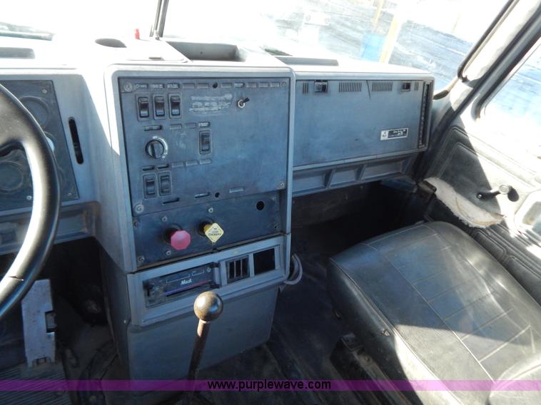 image for item H3906 1991 Mack CH613 semi truck